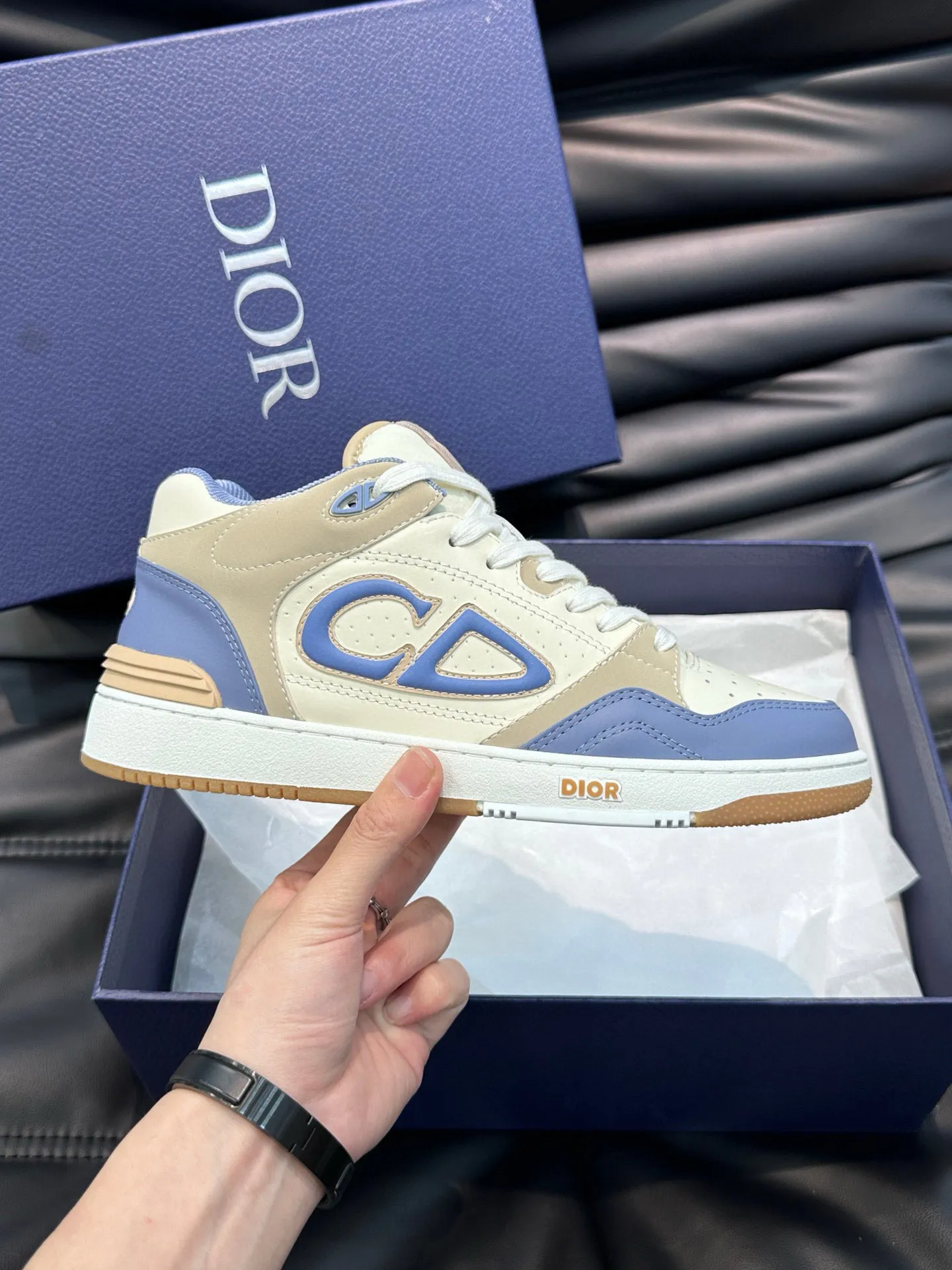 Ex-factory price: 440💰DIOB57 mid-top sneakers are shipped. This B57 mid-top sneaker is a new product in the 2024 spring men's wear series. It reinterprets the basketball shoe design and has become a classic item of Dior. Mid-top lace-up style crafted from color-blocked cow leather with contrasting suede and a CD logo displayed on the side. The tongue is decorated with the Dior B57 logo, and various distinctive details enhance the style. The CD logo eyelet details, upper stitching and rubber panels highlight the dynamic charm of its sports style. With two-color rubber sole, mesh fabric lining and cotton lining for foot padding, the upper foot is comfortable and breathable. Can be paired with a variety of clothing to create a sophisticated look. Code 38-44, (45 can be customized)